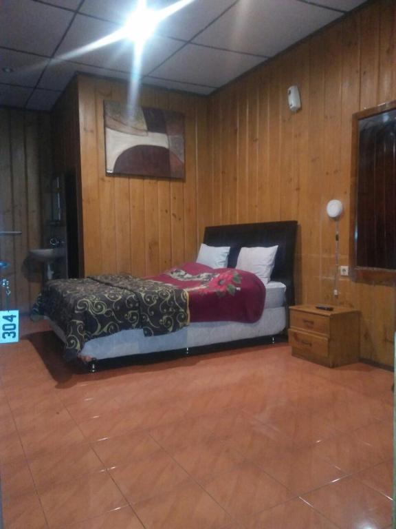 Postel nebo postele na pokoji v ubytování Cemara Indah Hotel