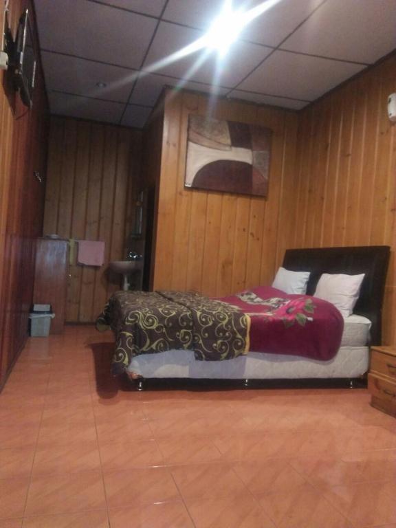 Postel nebo postele na pokoji v ubytování Cemara Indah Hotel