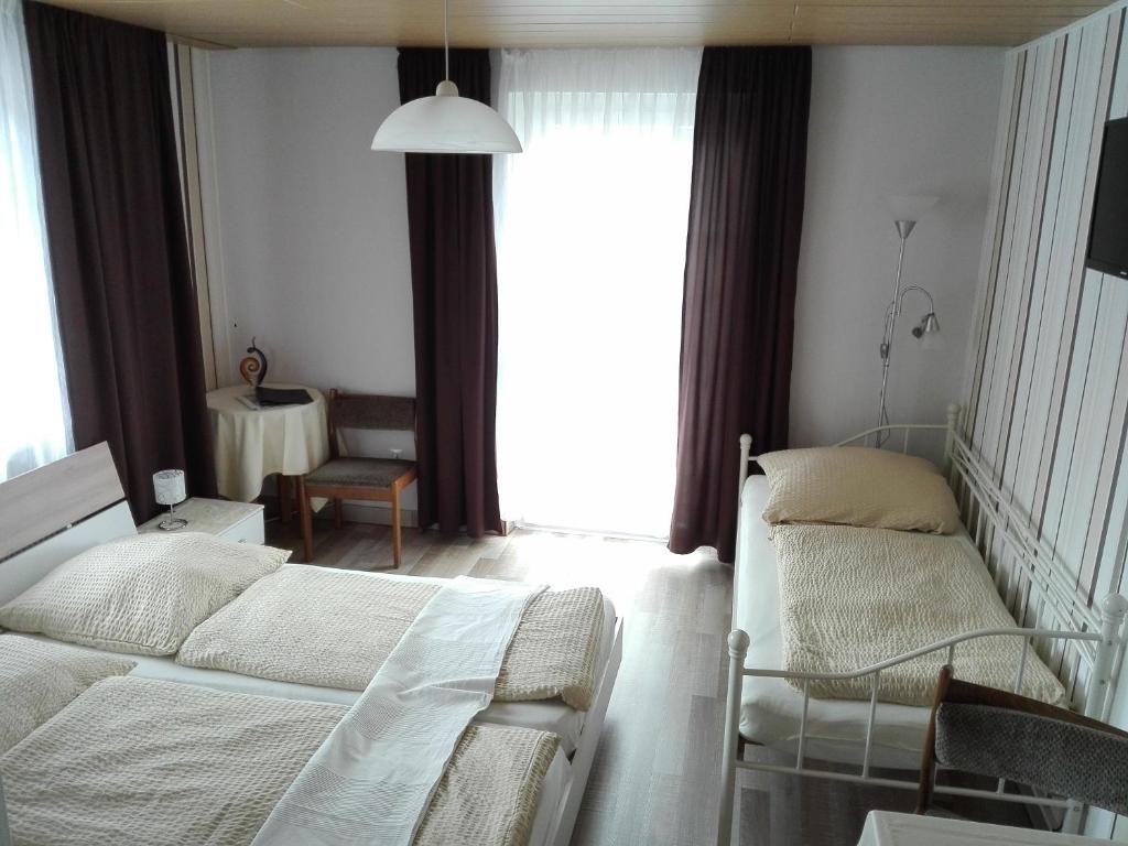 Postel nebo postele na pokoji v ubytování Gasthaus Zum Stadtwald