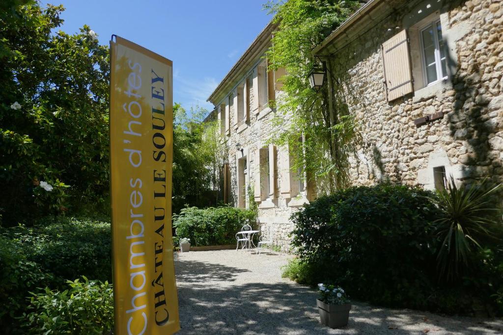 een geel bord voor een gebouw bij Château Le Souley in Vertheuil-en-Médoc