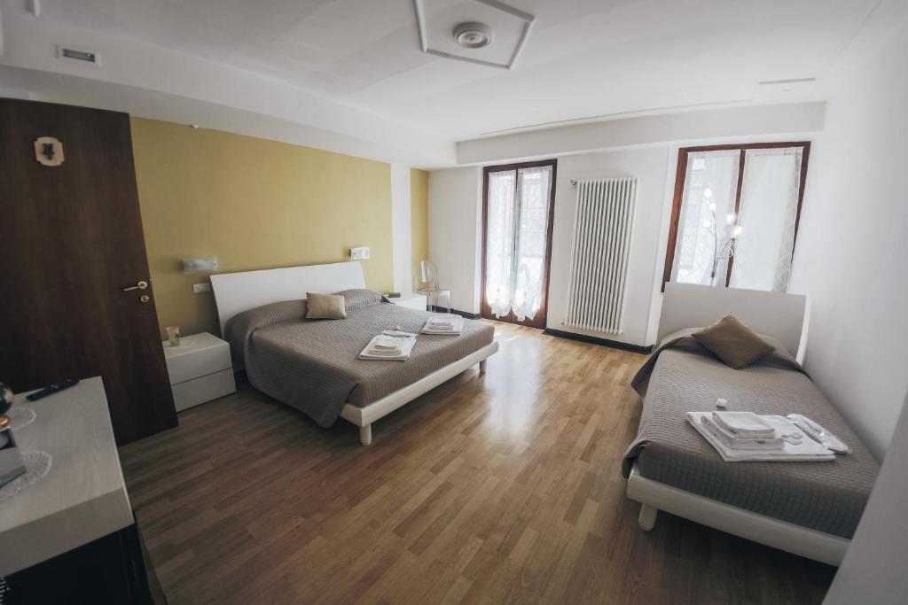 Una habitación de hotel con dos camas y un baño. en Residenza al Castello, en Verona