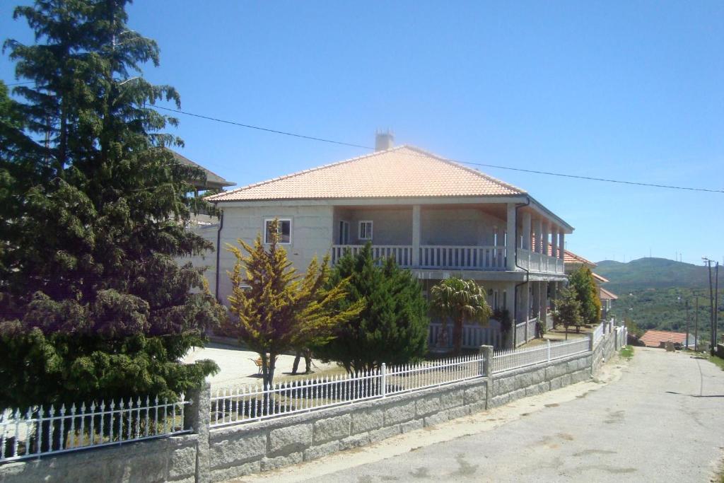 a house with a fence in front of it at Casa do Nascente in Paredes do Rio