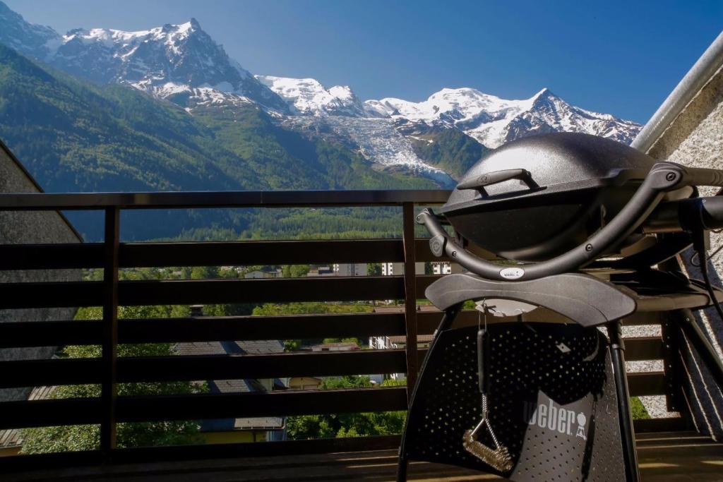 - un casque sur un balcon avec vue sur les montagnes dans l'établissement Apartment Les Avouilles Close to Chamonix Mont Blanc, à Chamonix-Mont-Blanc