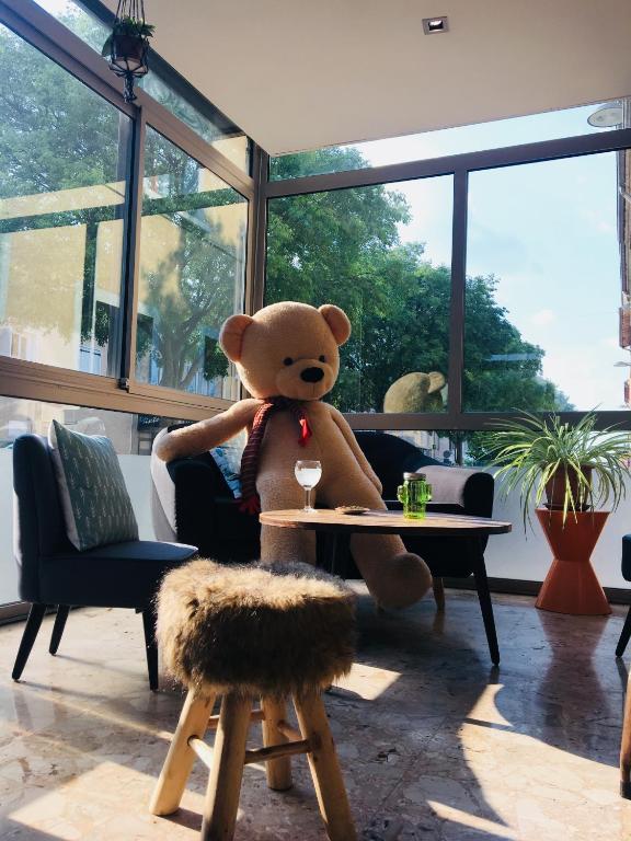 ブール・レ・ヴァロンスにあるHôtel AUSTRIA Style -Ex Nestor Hôtelの部屋のテーブルに座るテディベア