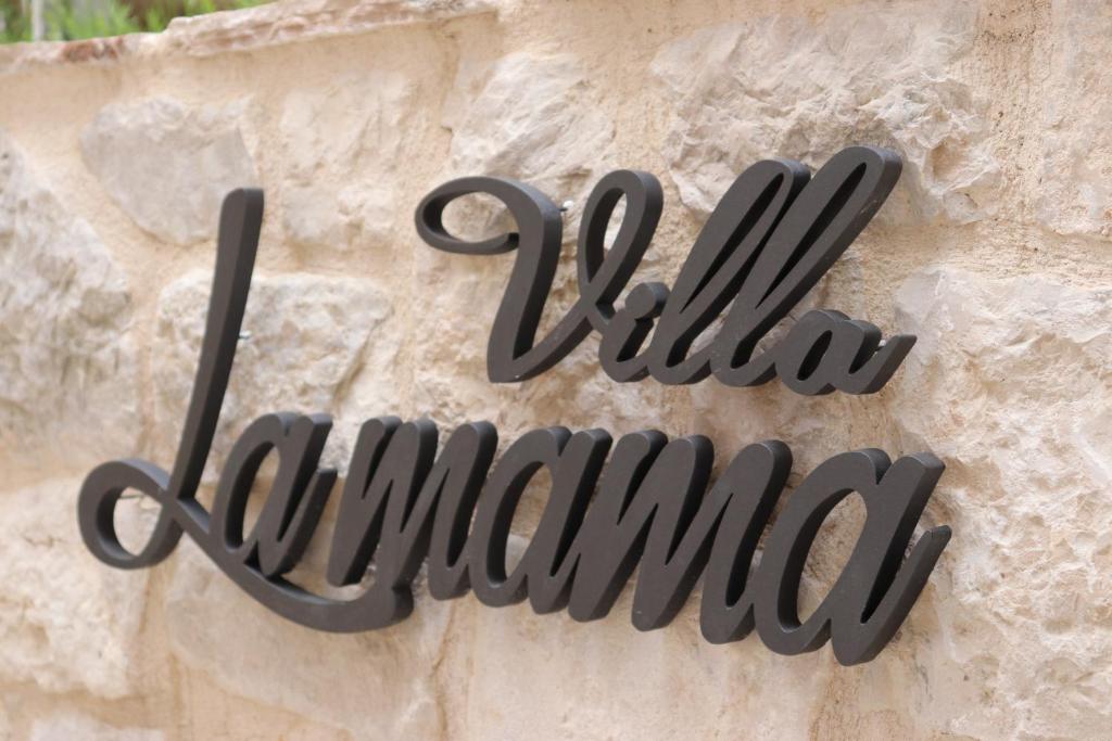 um sinal para o jardim zoológico está afixado numa parede em Villa La Mama em Baska Voda