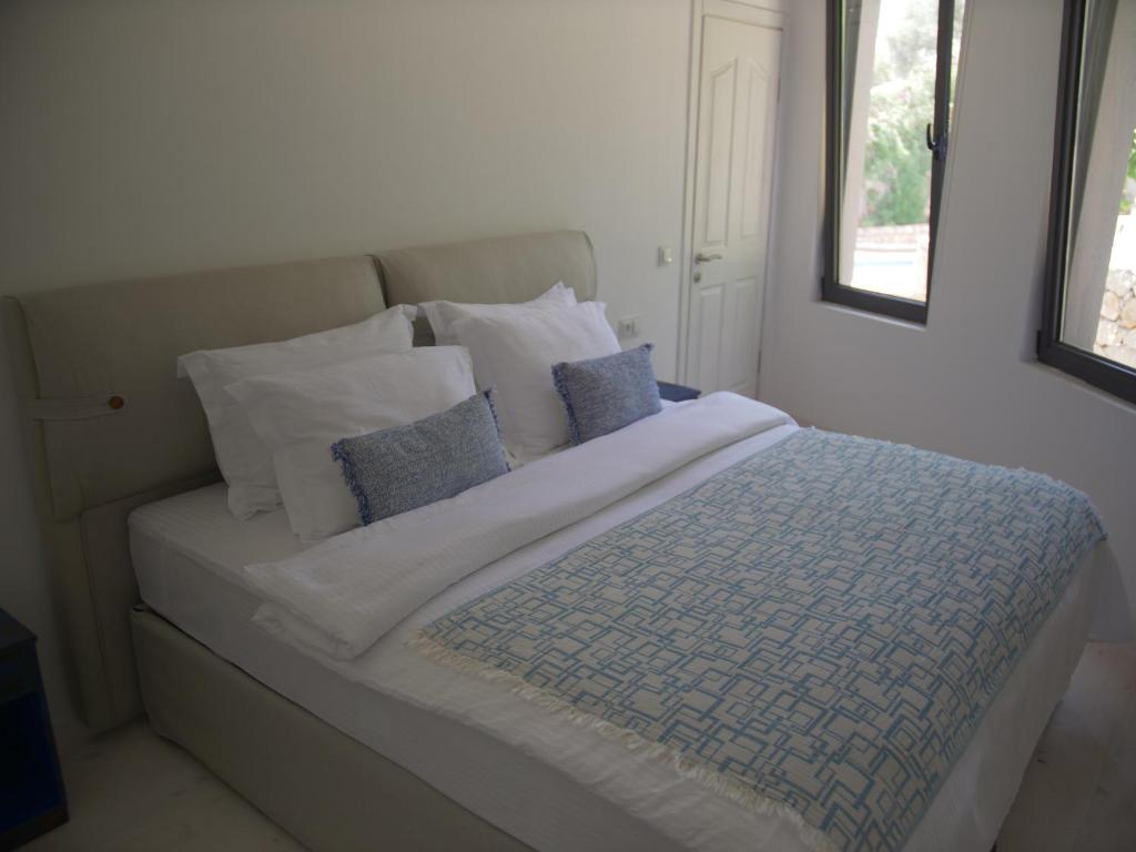 A bed or beds in a room at Villa Roxy 3 BR villa with one of the most unique gardens in Kalkan
