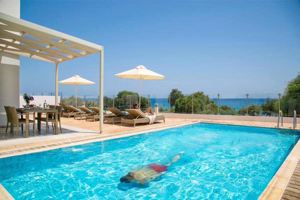uma piscina com uma tartaruga na água em Althea Kalamies Luxury Villas em Protaras
