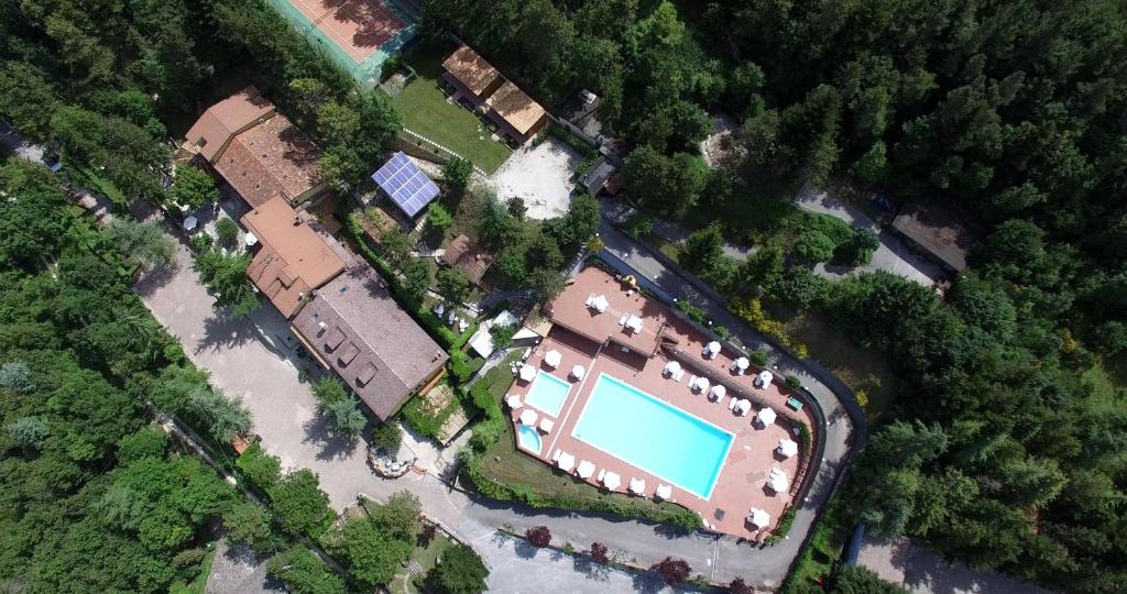 an overhead view of a building with a swimming pool at Hotel Pineta Ristorante country house in Fabriano in Campodonico