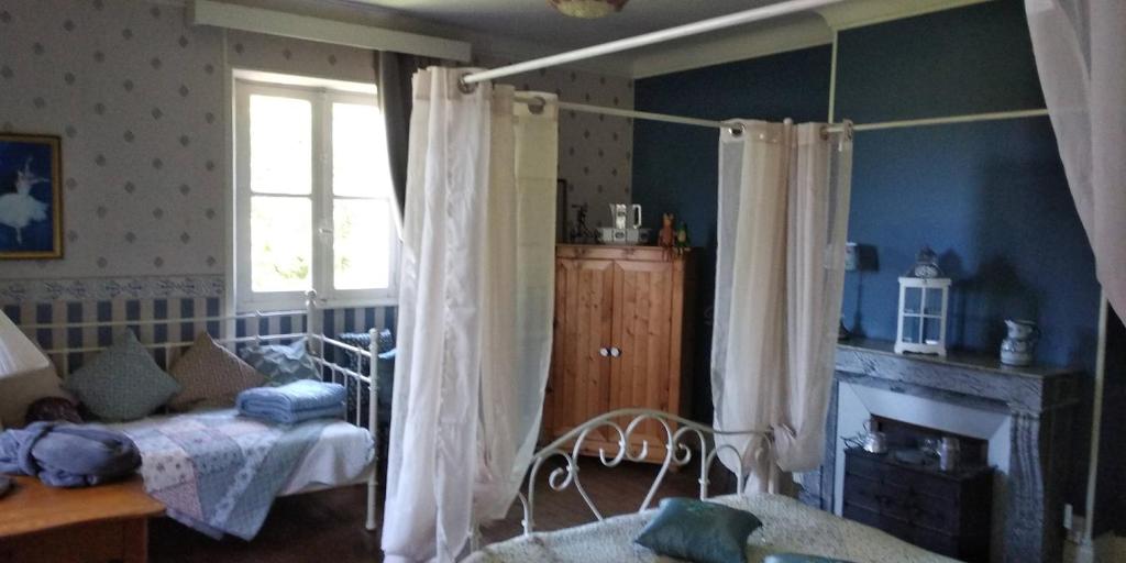 Postel nebo postele na pokoji v ubytování Chambres d'Hôtes-Château Constant
