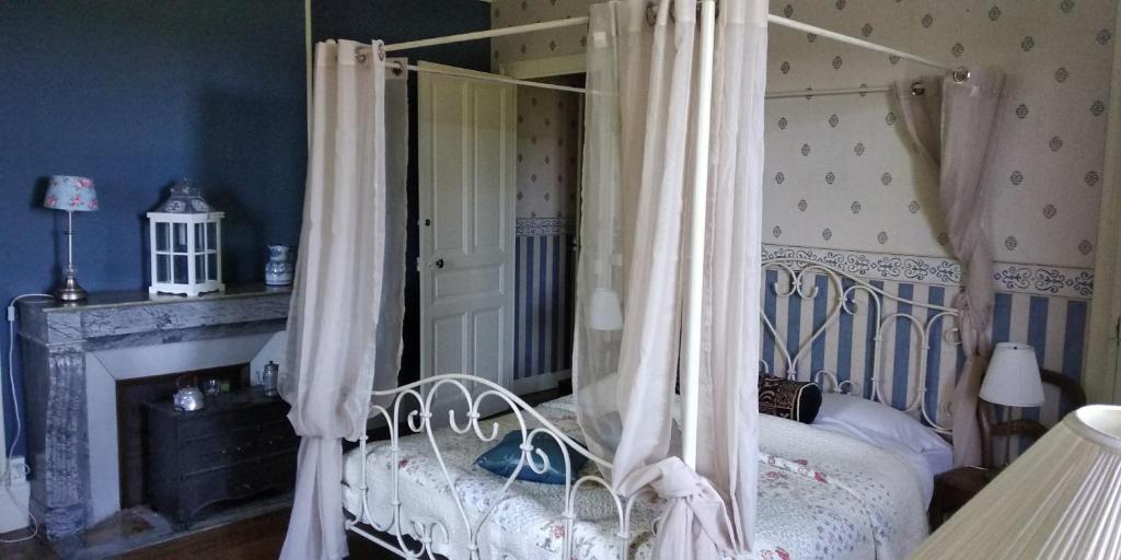 Postel nebo postele na pokoji v ubytování Chambres d'Hôtes-Château Constant