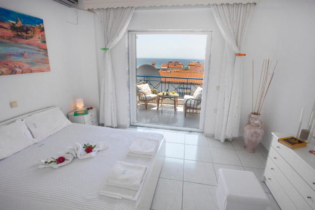 Postel nebo postele na pokoji v ubytování Gerakina Skala Holiday Houses