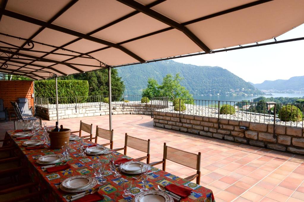 un tavolo con piatti su un patio di Crotto Polirolo - The House Of Travelers a Cernobbio