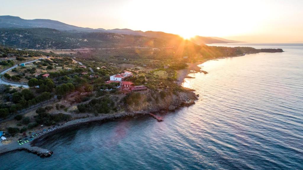 una vista aérea de una isla en el agua en Assos Terrace Hotel en Behramkale