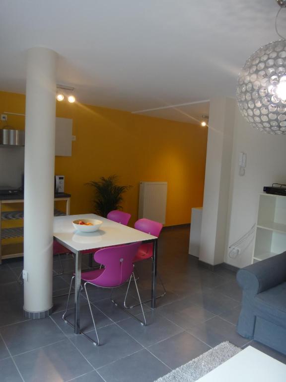 Kuchyň nebo kuchyňský kout v ubytování Appartement rez Terrasse et Jardin