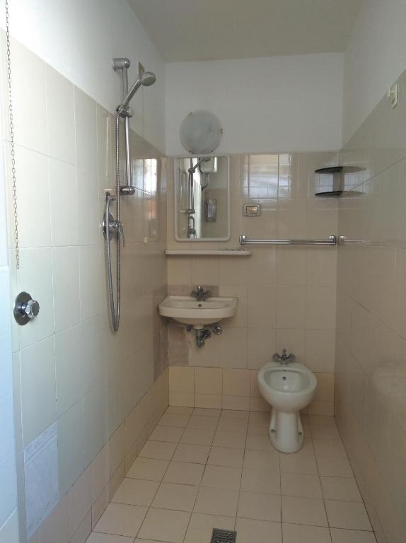 łazienka z toaletą i umywalką w obiekcie Hotel Suisse w mieście Sestri Levante