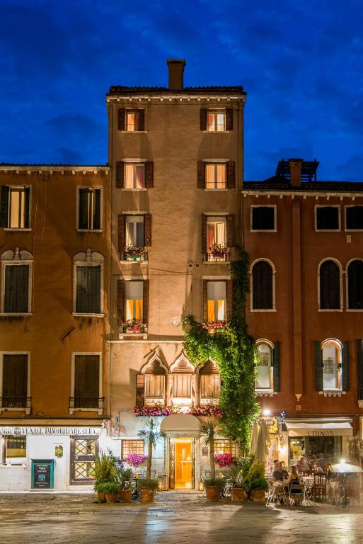 un grand bâtiment en face d'un bâtiment dans l'établissement Hotel Santo Stefano, à Venise