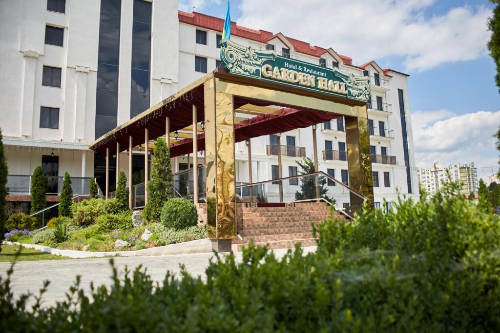 un letrero para el primer hotel del jardín frente a un edificio en Garden Hall, en Ternopilʼ