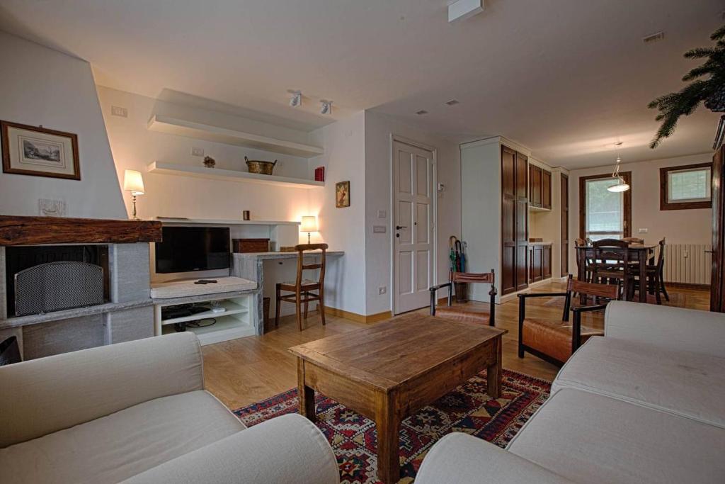クールマイヨールにあるALTIDO Superb Apartments for 6 with Mountain View and Garden in Courmayeurのリビングルーム(ソファ、テーブル付)