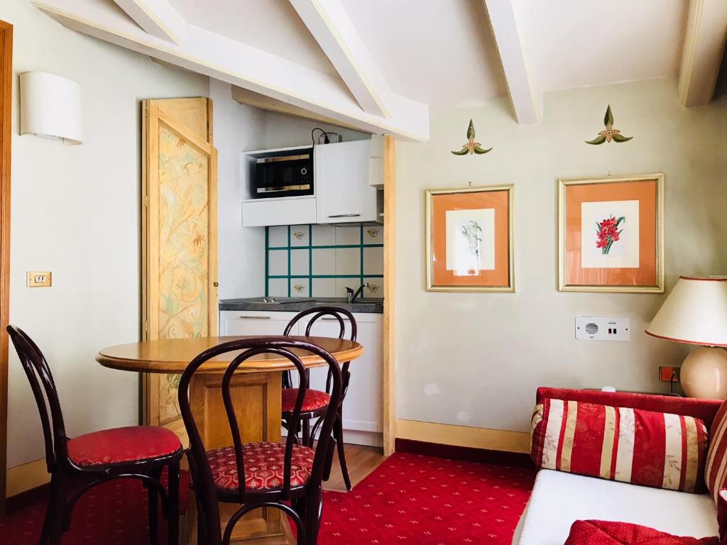 Televízia a/alebo spoločenská miestnosť v ubytovaní Hotel Posta R.T.A.