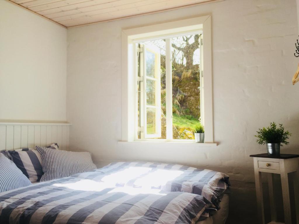 Un pat sau paturi într-o cameră la Badepensionat Sandloppen