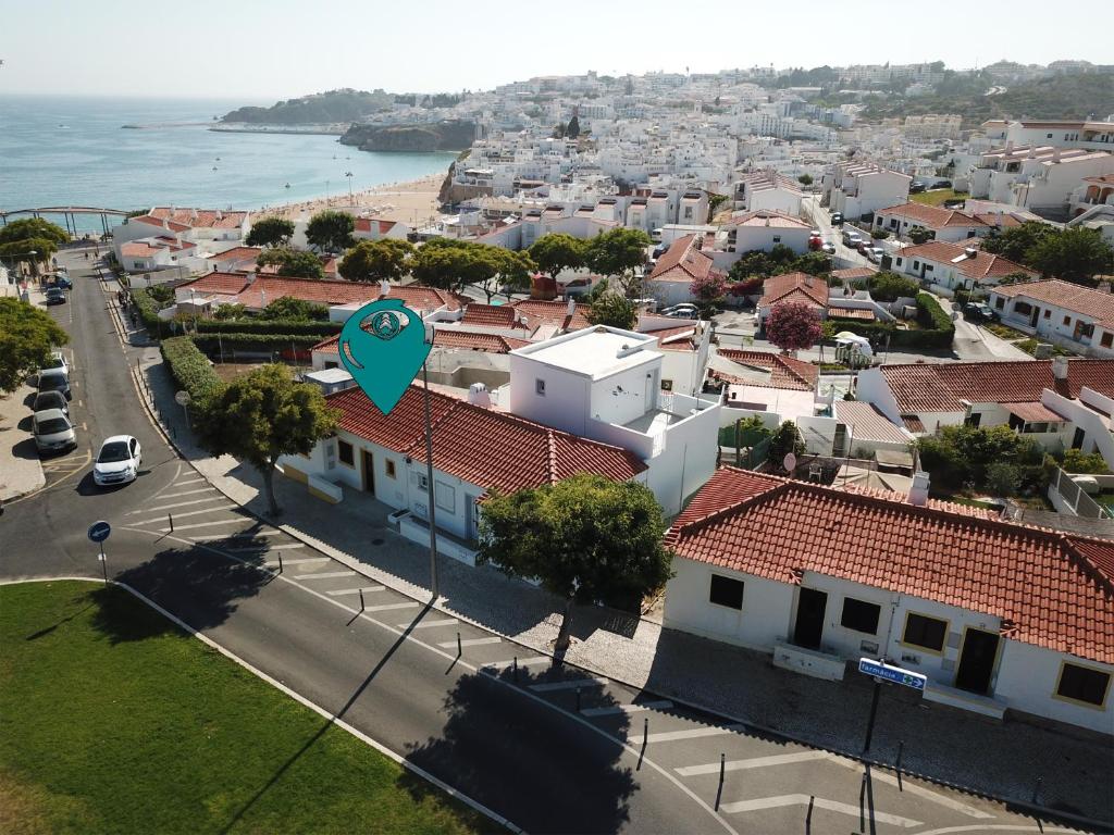 uma vista aérea de uma cidade com uma cidade em Vila Baltum - Free private parking - Wifi - Airco # by bedzy # em Albufeira