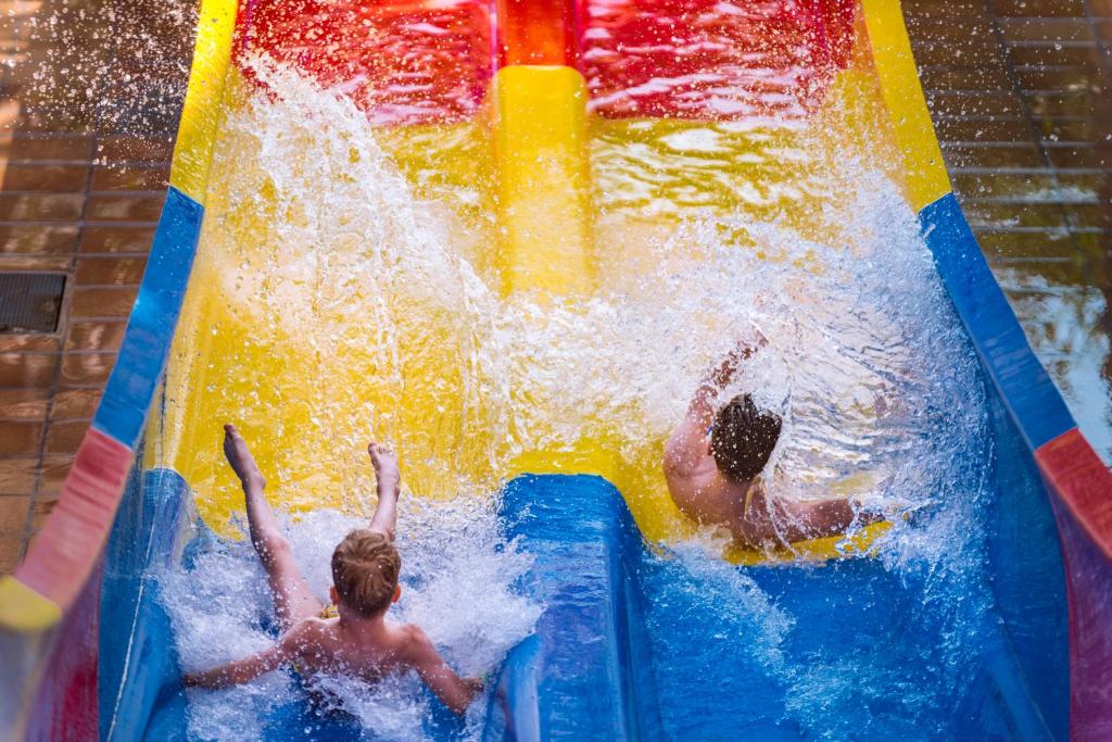 Bazén v ubytování Hotel Oasis Park Splash nebo v jeho okolí
