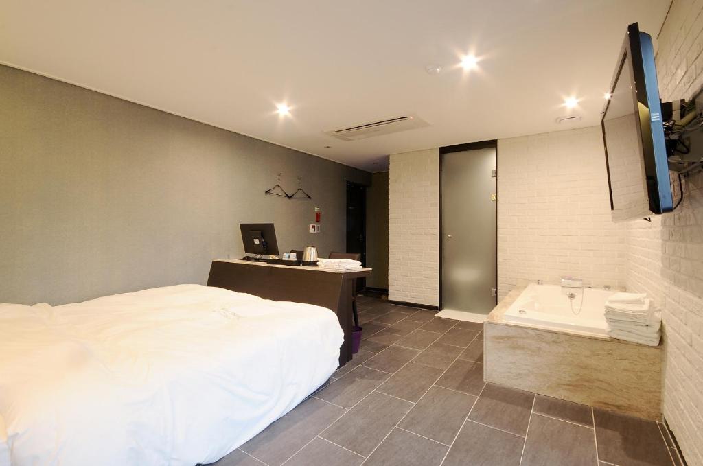 Queens Hotel Seomyeon Busan電視和／或娛樂中心