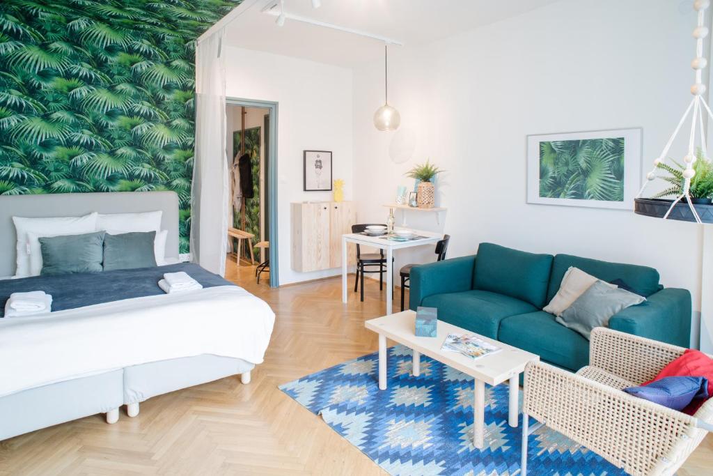 Area tempat duduk di New, cozy home in the heart of Budapest