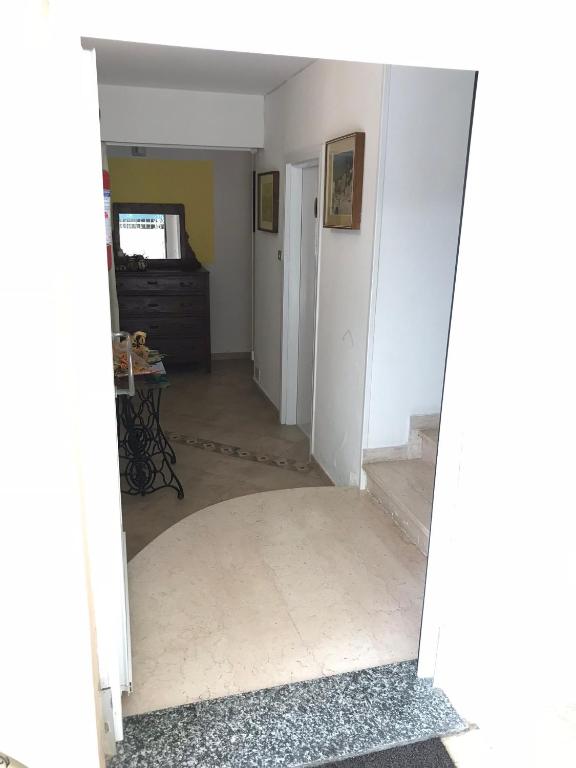 otwarty korytarz z pokojem z klatką schodową w obiekcie Hotel Perla Verde w Rimini