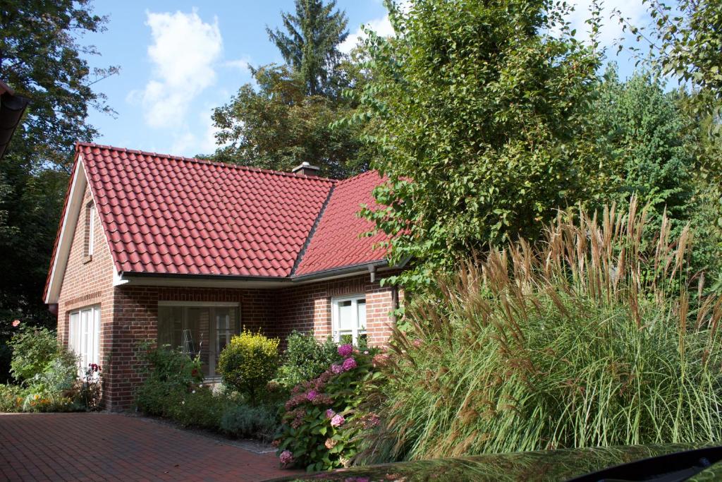 バート・ツヴィッシェンアーンにあるFerienhaus Dreibergenの赤い屋根の小さなレンガ造りの家