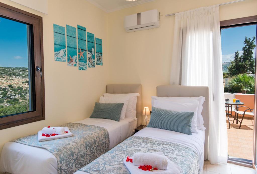 Posteľ alebo postele v izbe v ubytovaní Elmyra Villa, Heated Pool & Walking to beach, By ThinkVilla