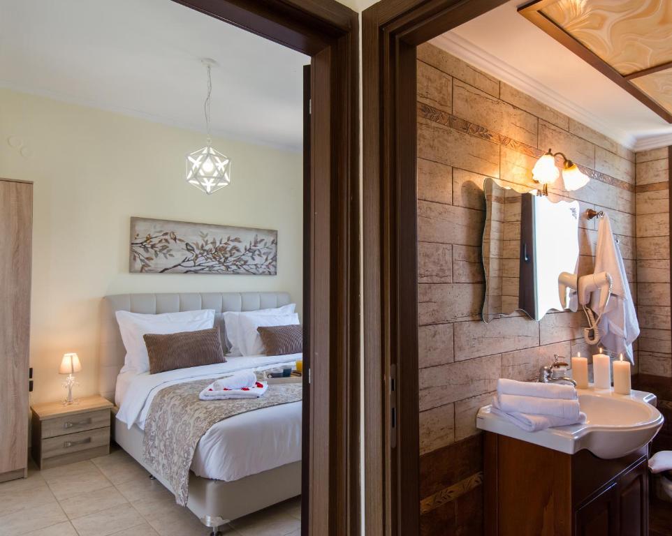 Posteľ alebo postele v izbe v ubytovaní Elmyra Villa, Heated Pool & Walking to beach, By ThinkVilla