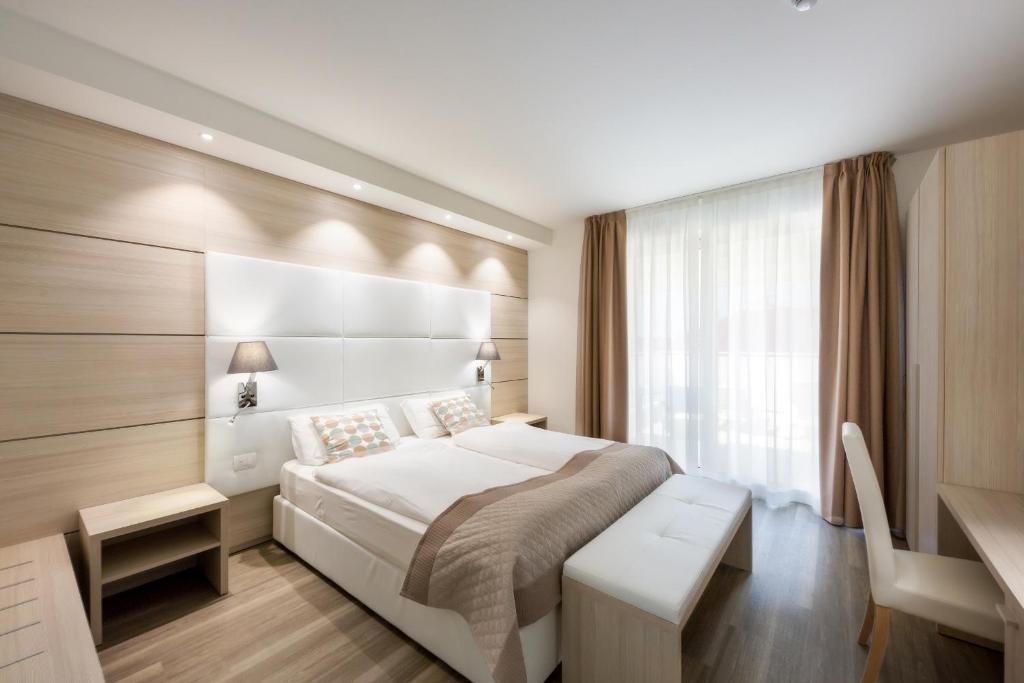 International Beach Hotel - Deluxe Double Room