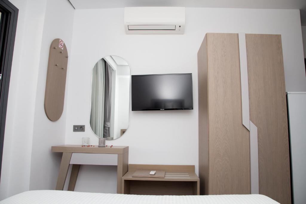 A television and/or entertainment centre at Amalia Rooms Sea View
