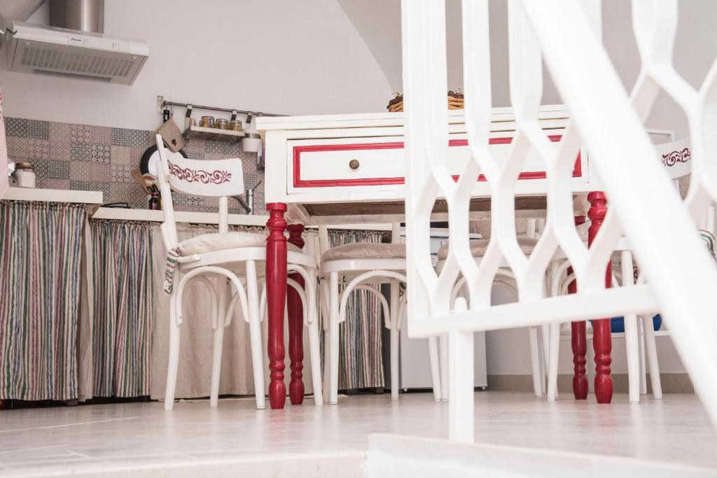 una mesa blanca y sillas en una habitación en B&B A DUE PASSI, en Martina Franca