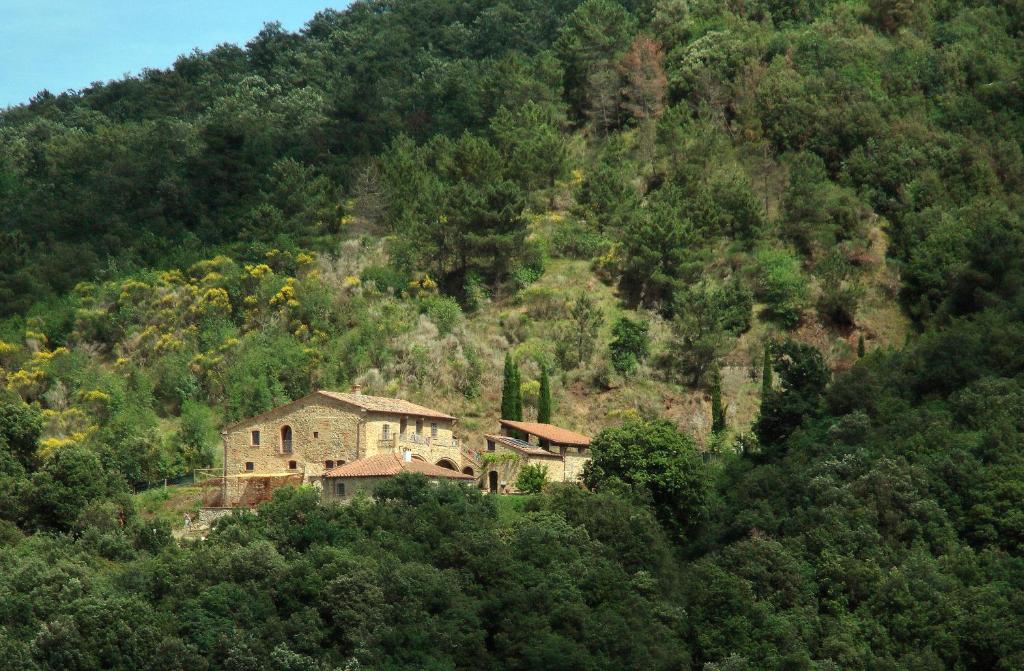 una casa al lado de una montaña en Podere Ripi, en Volterra