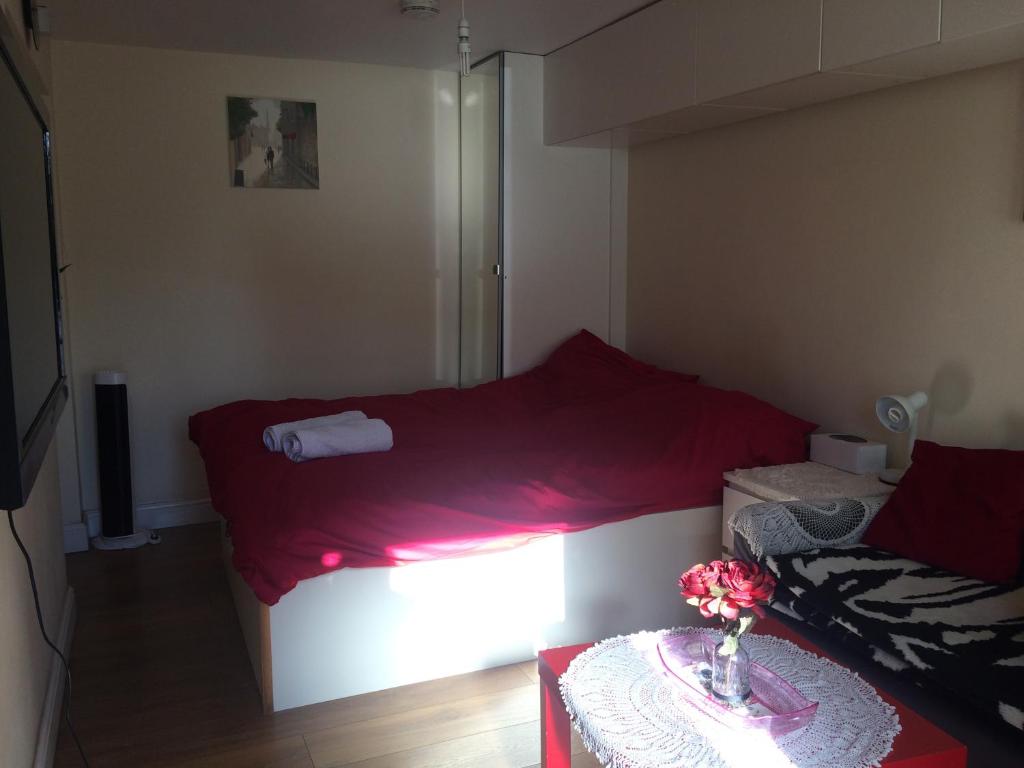 Studio Flat Very CLOSE to Heathrow Airport