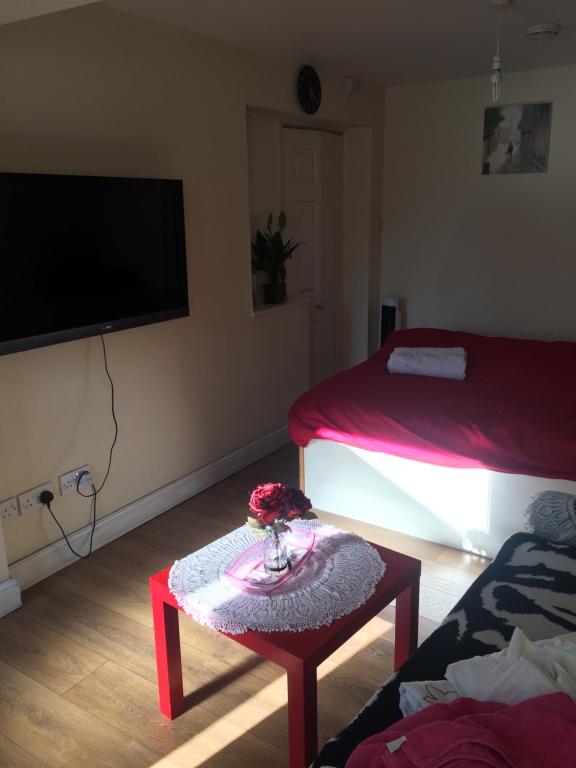 Studio Flat Very CLOSE to Heathrow Airport