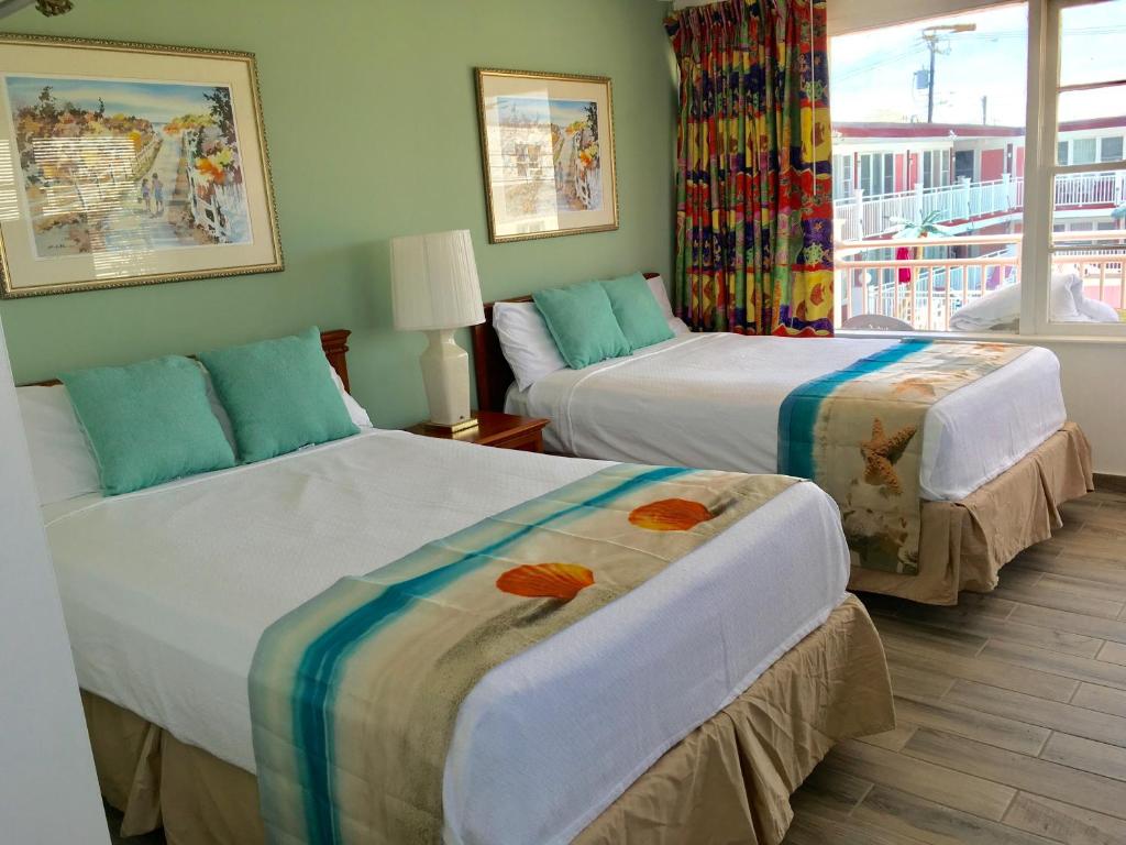 מיטה או מיטות בחדר ב-Skylark Resort Motel