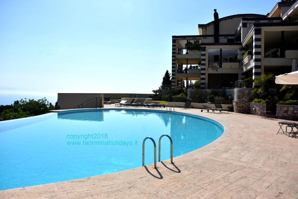Bazén v ubytování Taormina Sunny Apartment - Taormina Holidays nebo v jeho okolí