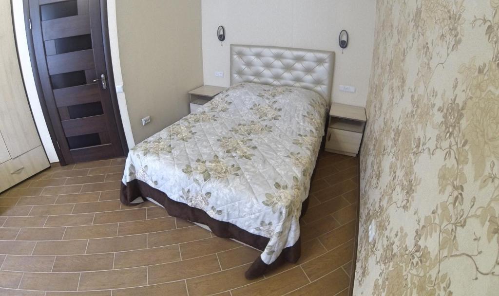 ヴィーンヌィツャにあるApartamienty v "Riezidientsii-8"のベッドルーム1室(白い掛け布団付きのベッド1台付)