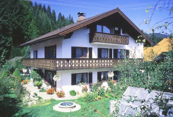 uma casa grande com uma varanda em cima em Ferienwohnung Steinhauser em Klais