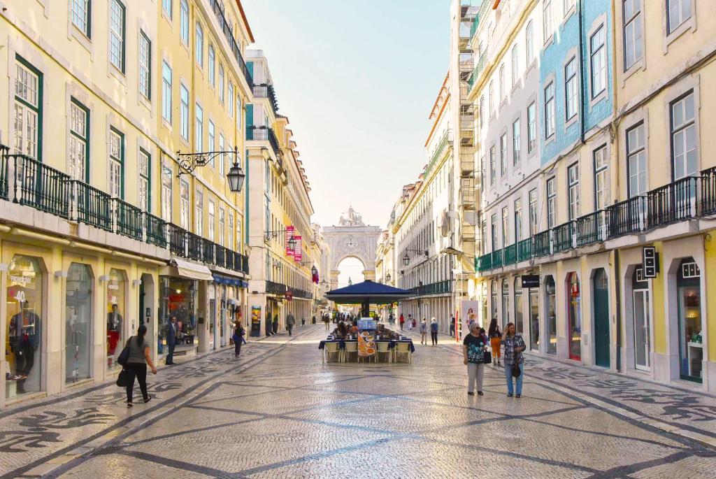リスボンにあるAugusta Residence Apartmentsの市道を歩く人々