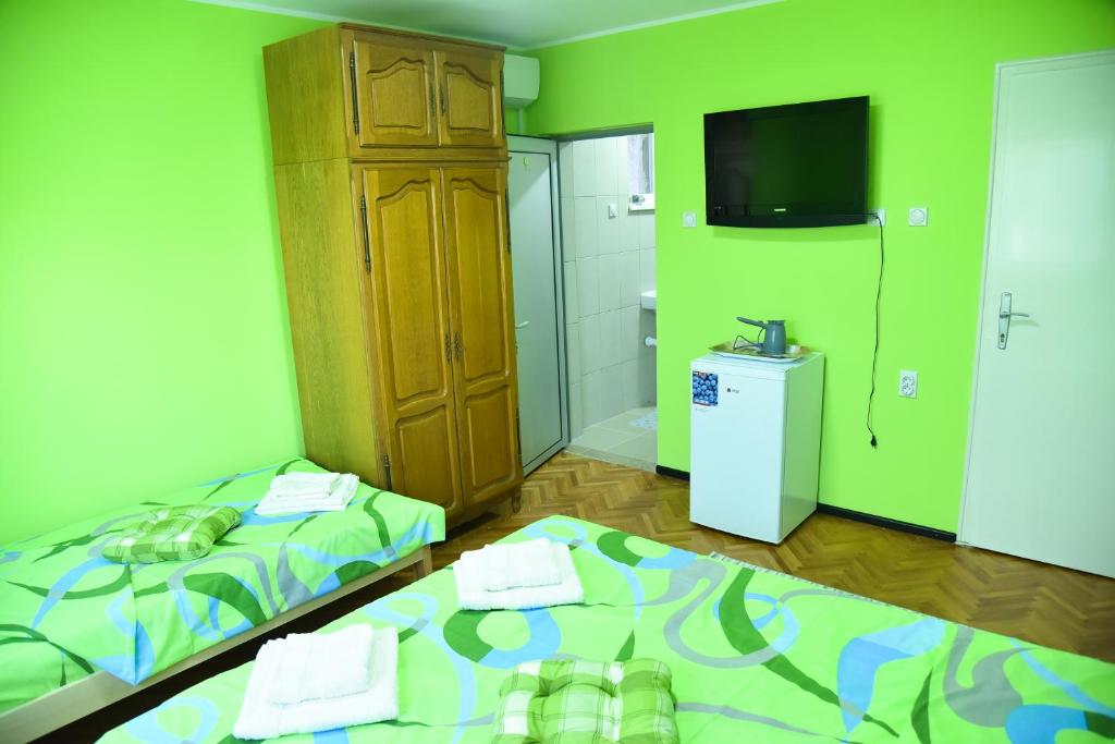 Postel nebo postele na pokoji v ubytování PRENOĆIŠTE PILOT