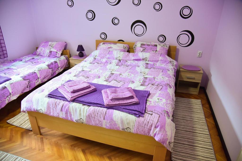 Postel nebo postele na pokoji v ubytování PRENOĆIŠTE PILOT