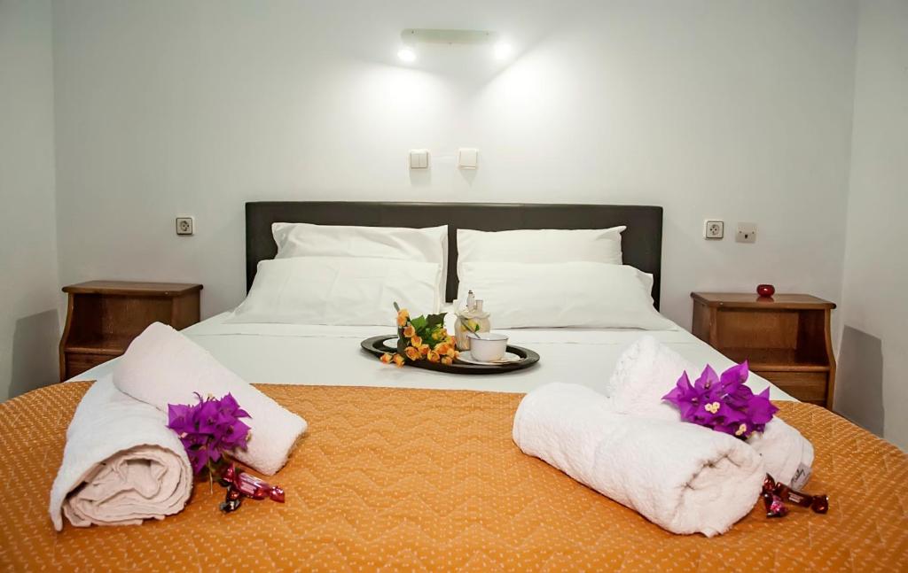 Uma cama ou camas num quarto em Empress Corfu