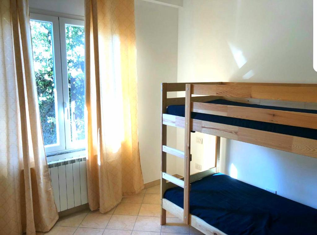 - une chambre avec des lits superposés et une fenêtre dans l'établissement Monterosso - Apartment, à Monterosso al Mare