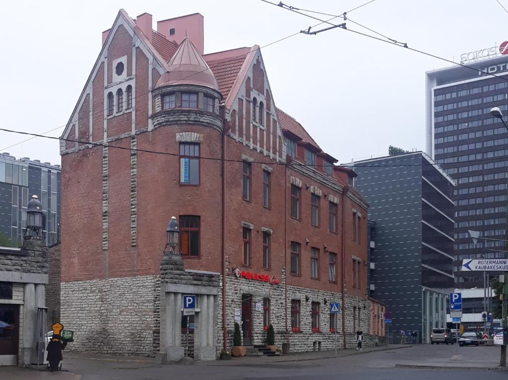 un vieux bâtiment en briques au coin d'une rue de la ville dans l'établissement Rotermanni hostel 4Floor NO LIFT, à Tallinn