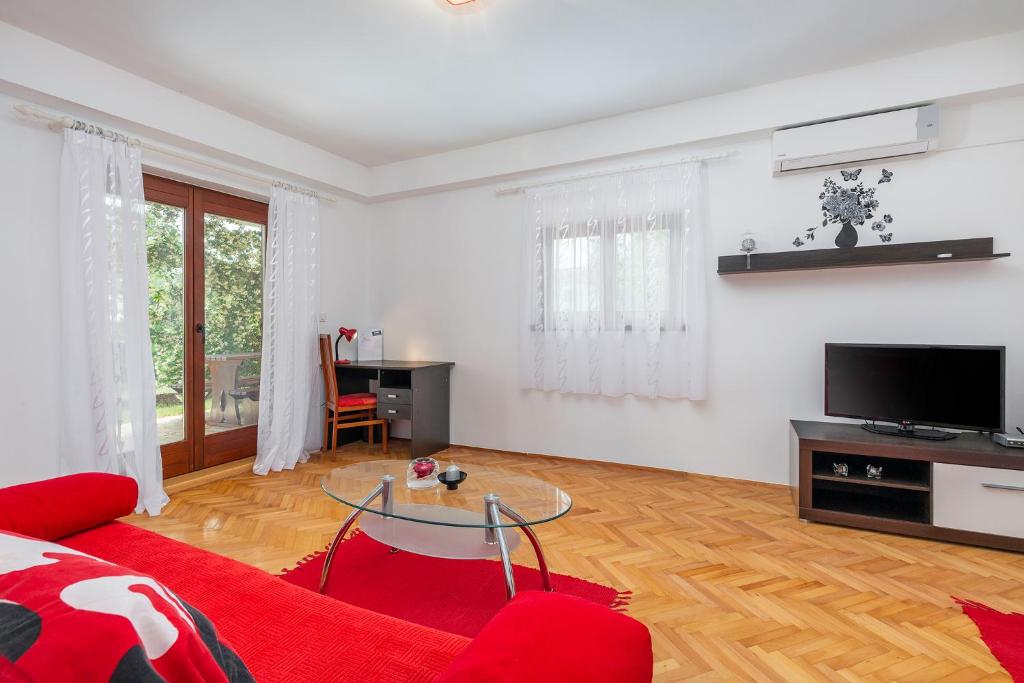 Televízia a/alebo spoločenská miestnosť v ubytovaní Guest House Ravnić
