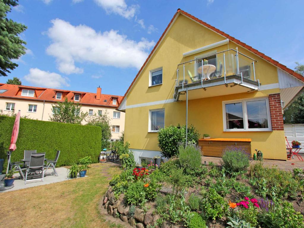 ヴァーレンにあるFerienwohnung Waren Mueritz SEE 9641の黄色の家